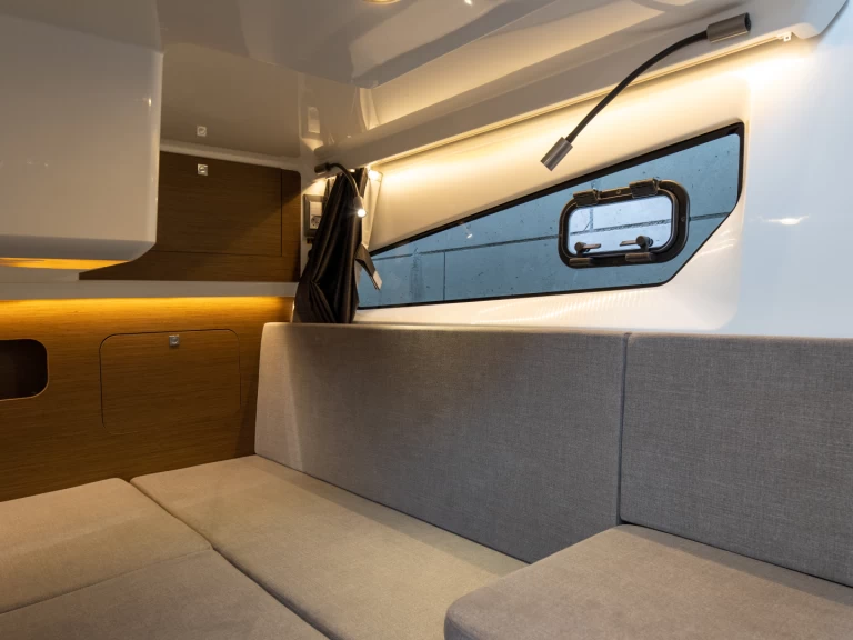 Bénéteau Antares 11 FLY między profesjonalistami a osobami prywatnymi w Split