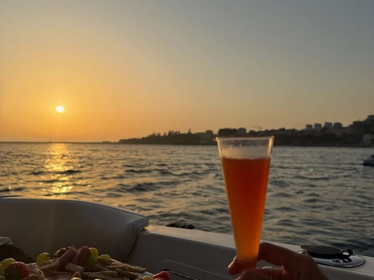 Wynajem Motorówka Sea Ray z patentem 