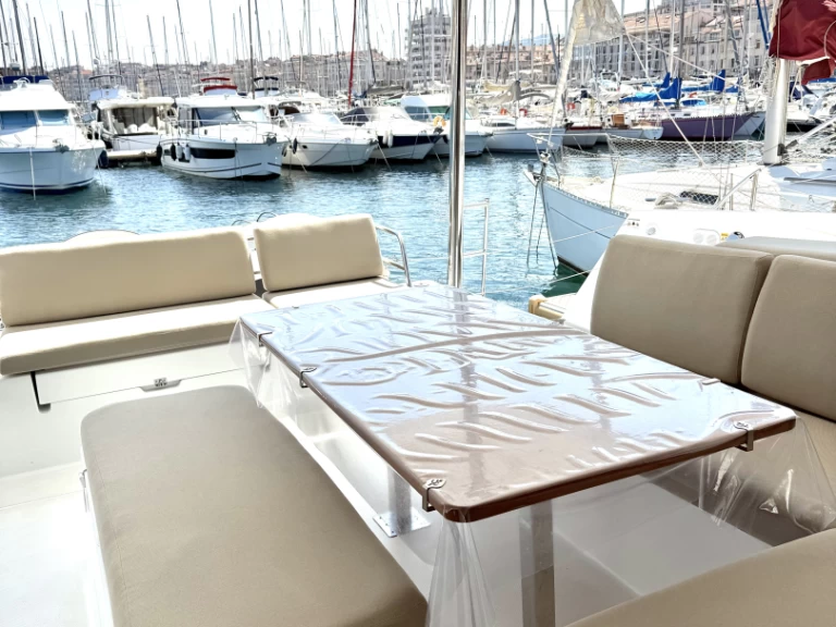 Wynajmij Fountaine Pajot Elba 45 w Marsylia