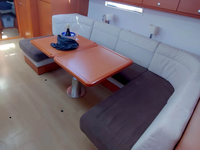 Wynajem Żaglowiec Bavaria z patentem 