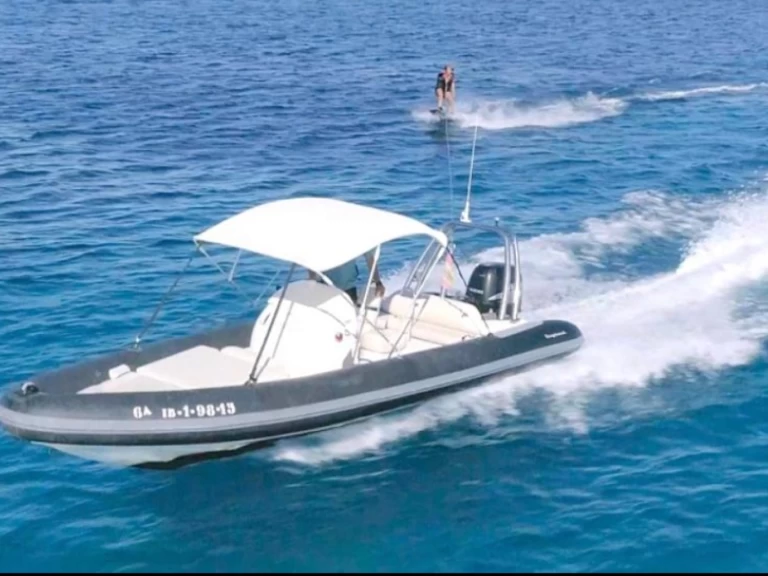 Weihai Roughneck między profesjonalistami a osobami prywatnymi w Ibiza Town