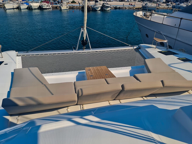 Fountaine Pajot Aura 51 między profesjonalistami a osobami prywatnymi w Preveza
