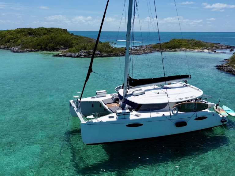 Fountaine Pajot Orana 44 między profesjonalistami a osobami prywatnymi w Nassau
