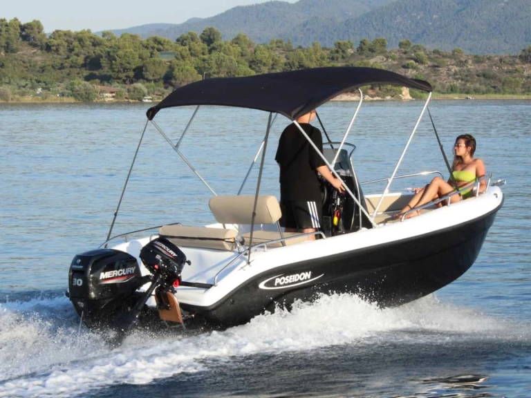 Poseidon Blu Water 170 między profesjonalistami a osobami prywatnymi w Faliraki