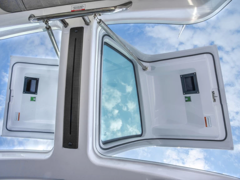 Wynajem Motorówka Axopar z patentem 