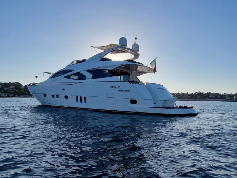 Evo Marine Deauville  Flybidge 76 między profesjonalistami a osobami prywatnymi w Loano