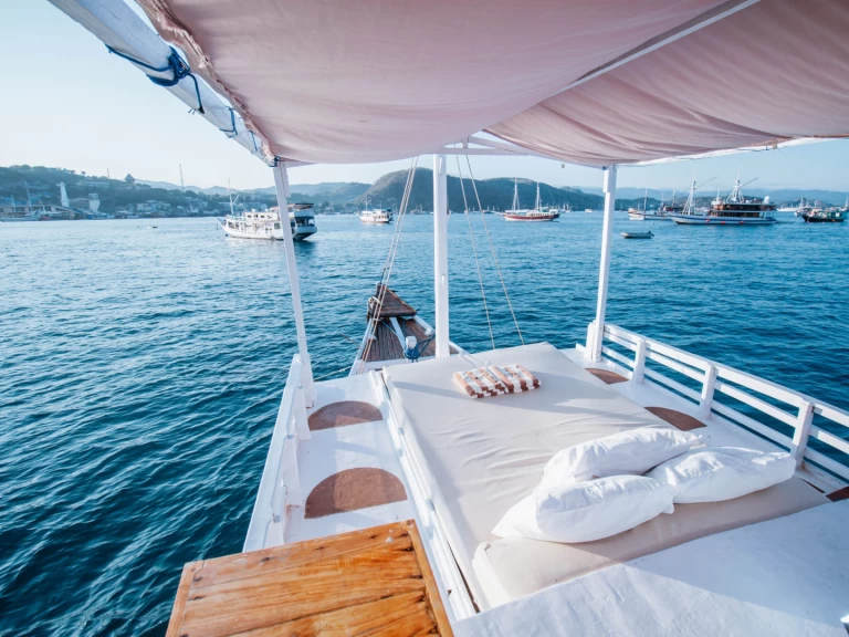 Wynajem Żaglowiec w Labuan Bajo - White Pearl 02 Phinisi Boat