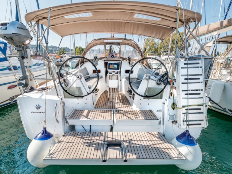 Jeanneau Sun Odyssey 349 między profesjonalistami a osobami prywatnymi w Gouvia