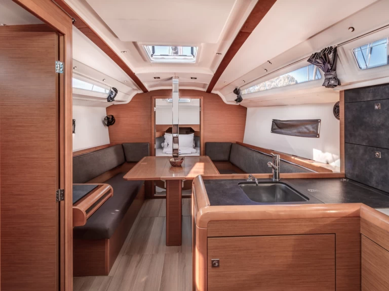 Jeanneau Sun Odyssey 349 między profesjonalistami a osobami prywatnymi w Gouvia