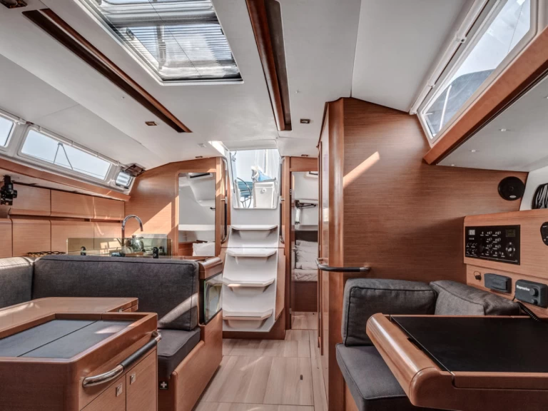 Jeanneau Sun Odyssey 419 między profesjonalistami a osobami prywatnymi w Gouvia