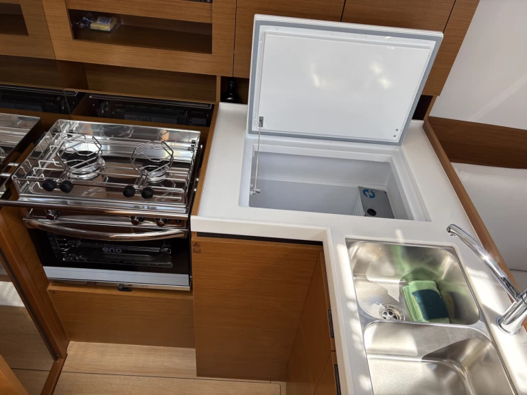 Jeanneau Sun Odyssey 380 między profesjonalistami a osobami prywatnymi w Porto di Salerno