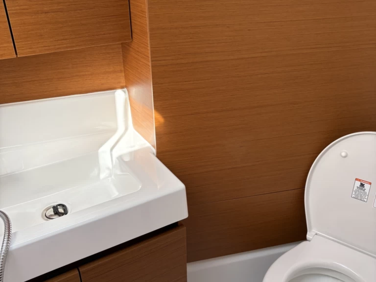 Jeanneau Sun Odyssey 380 między profesjonalistami a osobami prywatnymi w Porto di Salerno