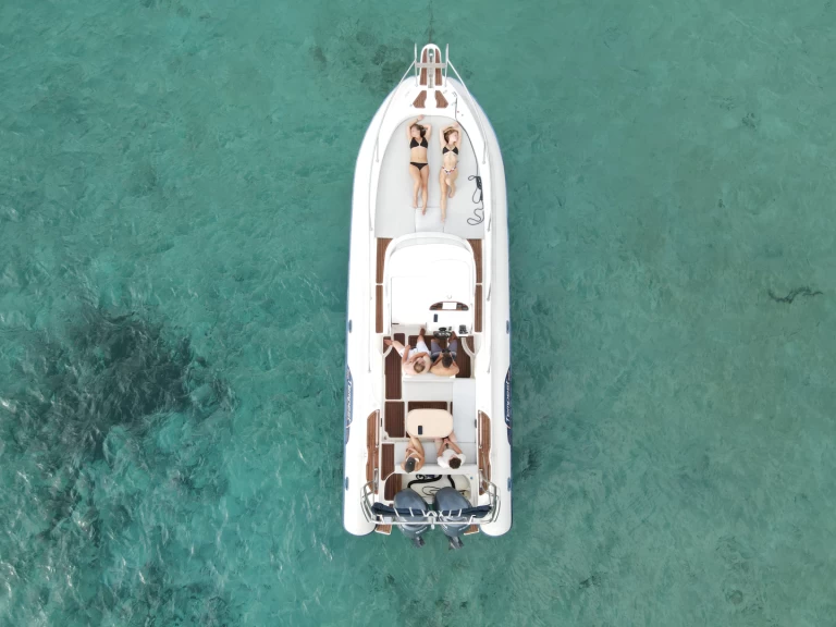 Capelli Tempest 900 WA między profesjonalistami a osobami prywatnymi w Porto-Vecchio