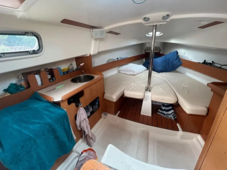 Wynajem Żaglowiec Jeanneau z patentem 