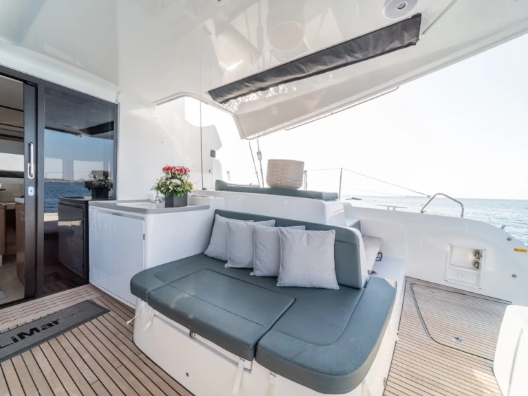 Wynajmij Katamaran z lub bez skippera Lagoon w Alimos