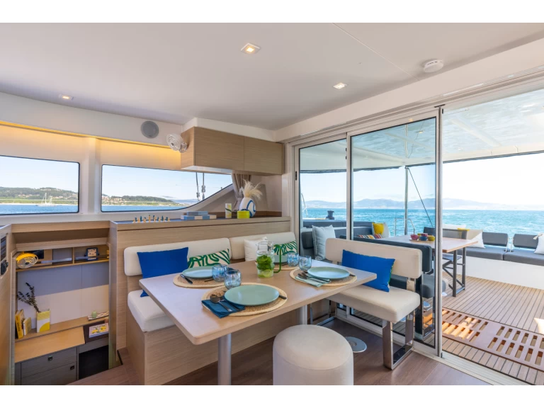 Wynajem Katamaran Lagoon z patentem 