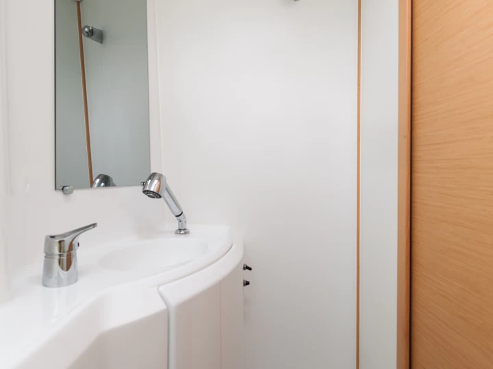 Wynajem Katamaran Lagoon z patentem 