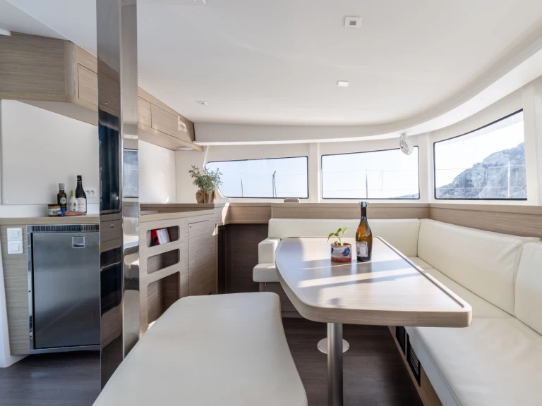 Wynajmij Katamaran z lub bez skippera Lagoon w Alimos