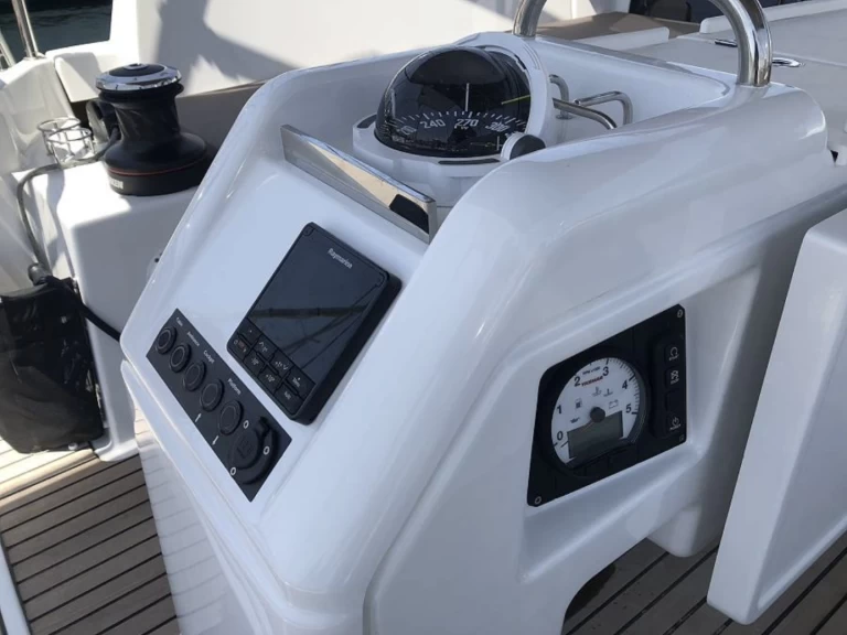 Wynajem Żaglowiec Jeanneau z patentem 