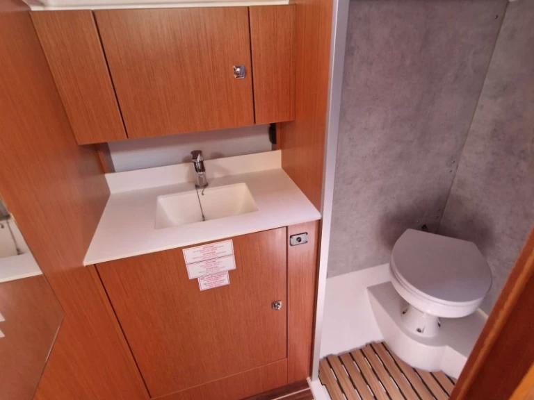 Wynajem Żaglowiec Bavaria z patentem 