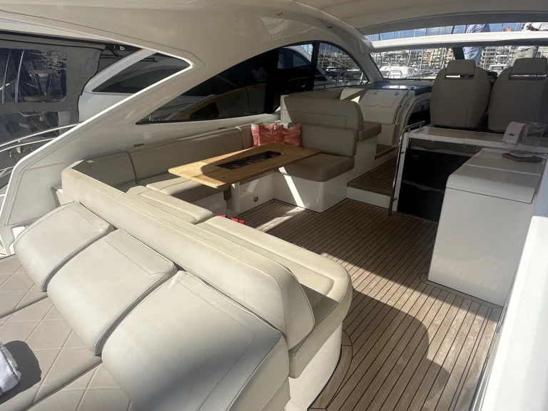 Fairline Targa 48 między profesjonalistami a osobami prywatnymi w Port d'Alcudia