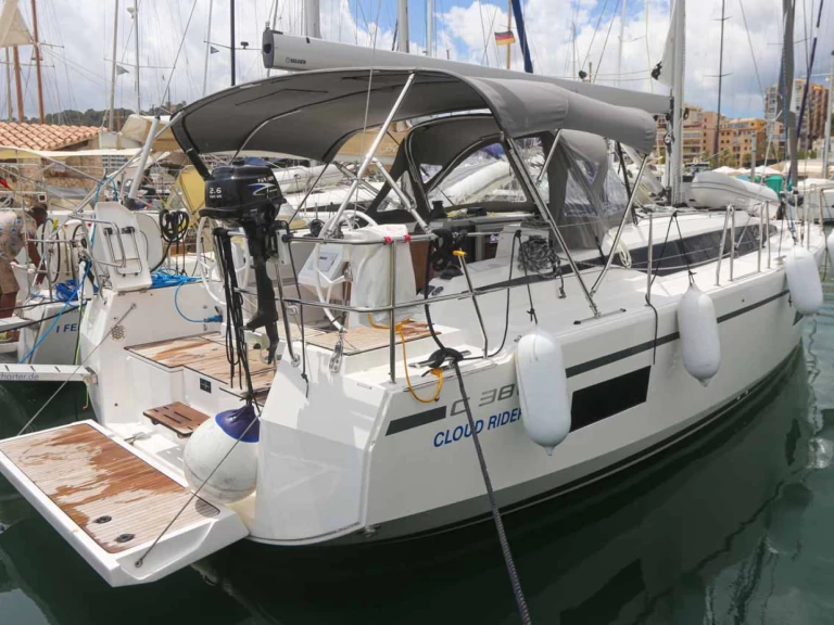 Bavaria Bavaria C38 między profesjonalistami a osobami prywatnymi w Lefkáda