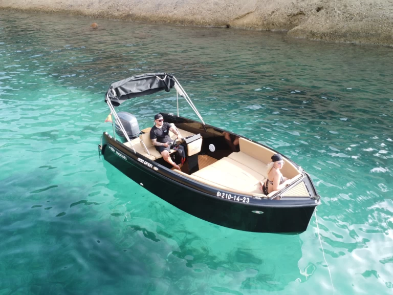 Mareti 585 między profesjonalistami a osobami prywatnymi w Sant Antoni de Portmany