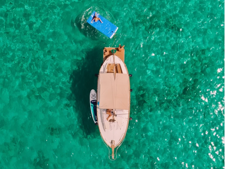 Llaut Myabca Delfin 28 między profesjonalistami a osobami prywatnymi w Palma de Mallorca