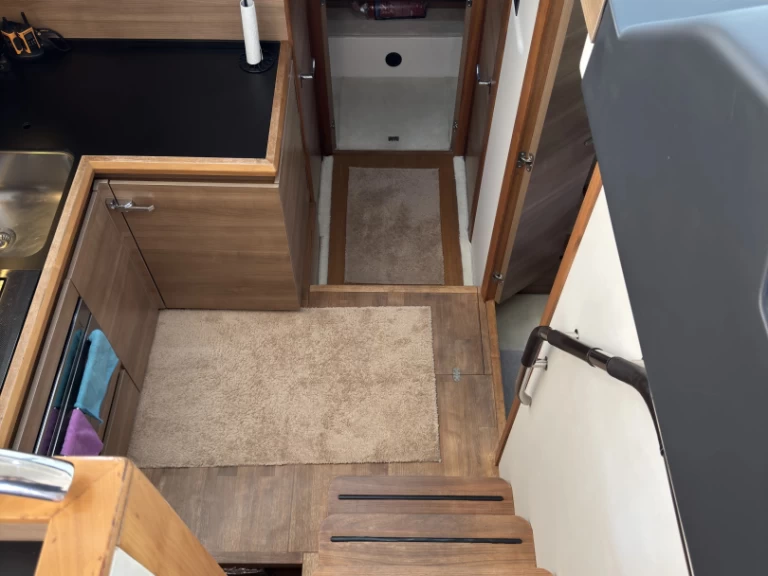 Wynajmij Sealine C48 w Marina Delta Kallithea