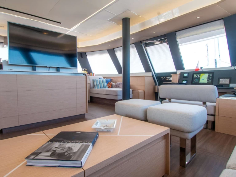 Fountaine Pajot SERENISSIMA między profesjonalistami a osobami prywatnymi w Grecja