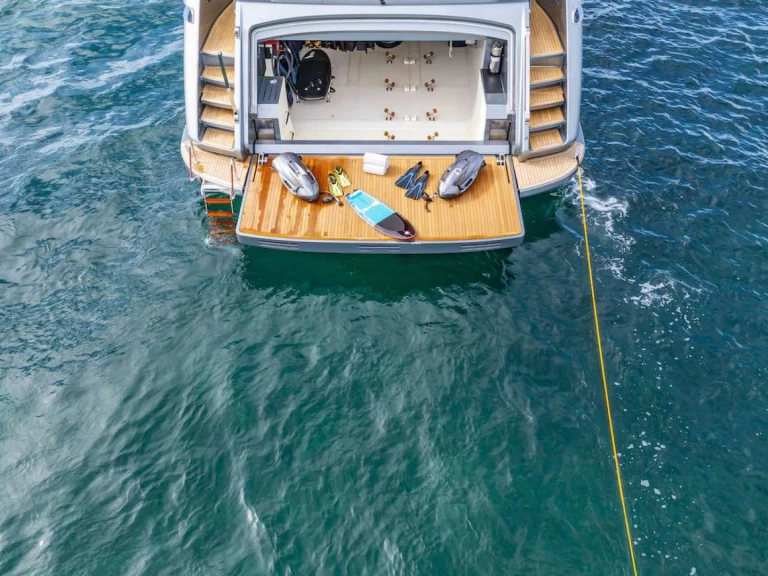 Wynajem Luksusowy jacht Riva z patentem 