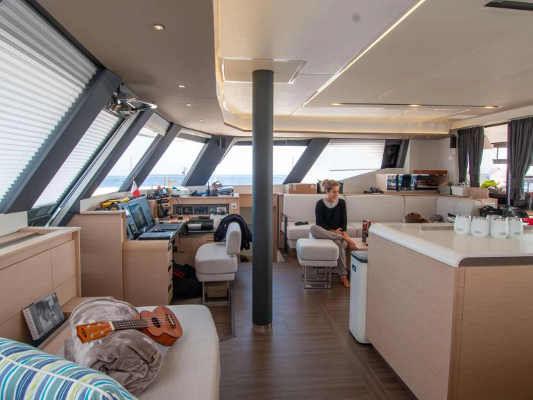 Fountaine Pajot SERENISSIMA między profesjonalistami a osobami prywatnymi w Nea Peramos