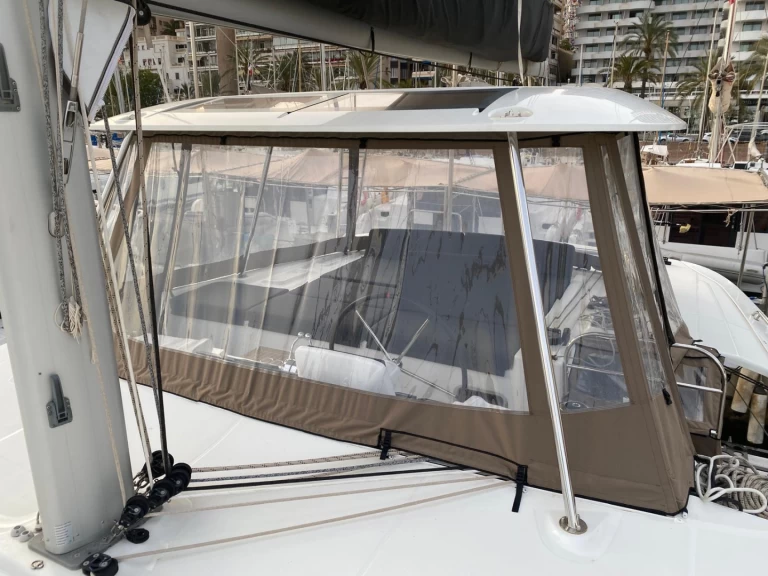 Wynajem Katamaran Lagoon z patentem 