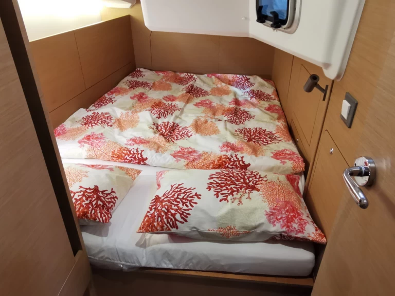 Wynajem Żaglowiec Jeanneau z patentem 