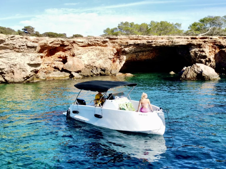 Cattleya X6 między profesjonalistami a osobami prywatnymi w Sant Antoni de Portmany