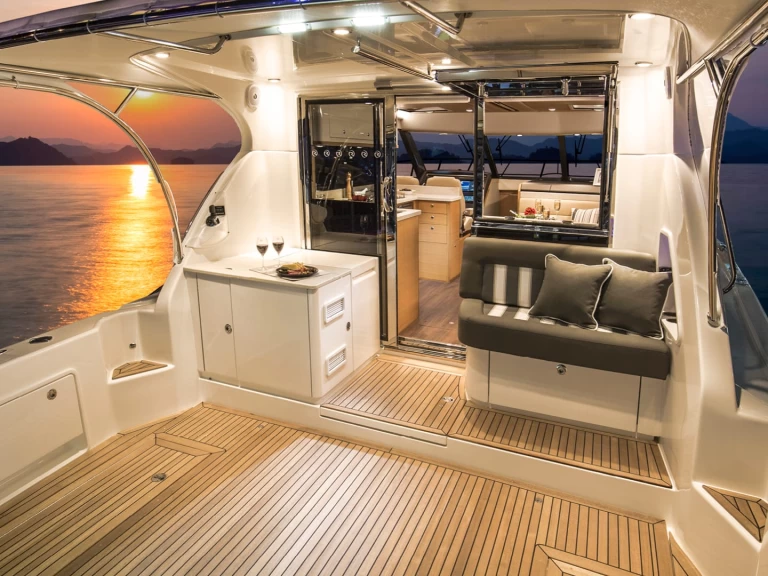 Motorówka do wynajmu w Cannes w najlepszej cenie