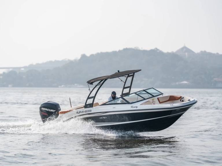 Wynajem łodzi Panaji tanio Sea Ray SPX 210
