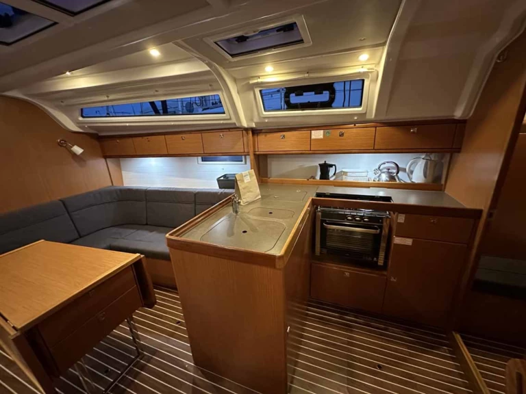 Bavaria Cruiser 37 między profesjonalistami a osobami prywatnymi w Murter-Kornati