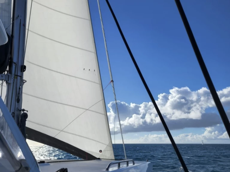 Leopard Leopard 50 między profesjonalistami a osobami prywatnymi w Phuket Yacht Haven Marina