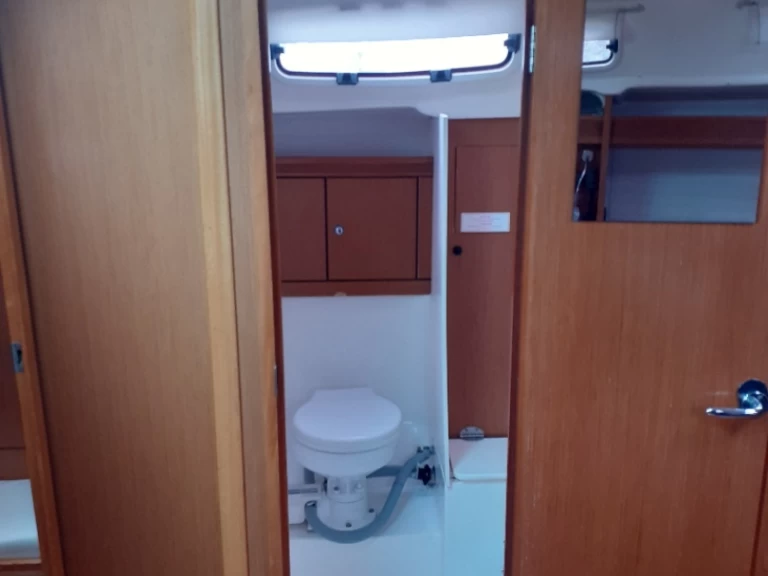 Bavaria Bavaria 43 Cruiser między profesjonalistami a osobami prywatnymi w Lefkáda