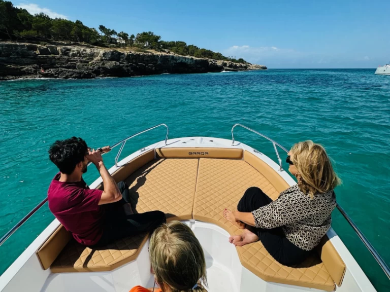 Barqa Q20 między profesjonalistami a osobami prywatnymi w s'Arenal