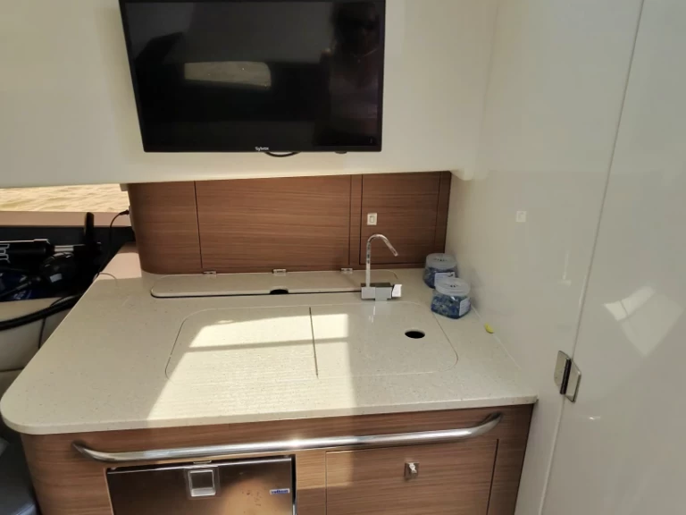 Wynajem Motorówka Boston Whaler z patentem 