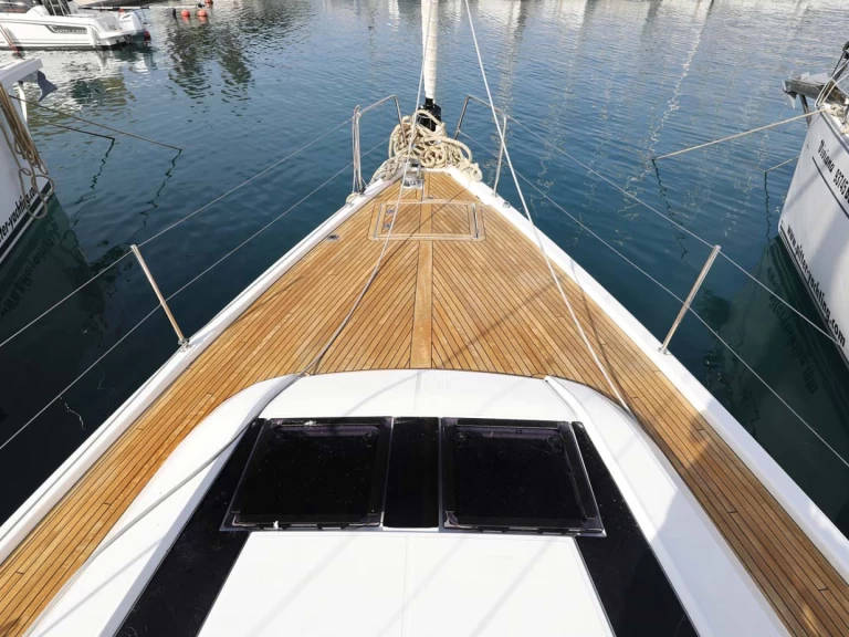 Wynajem Żaglowiec Bénéteau z patentem 