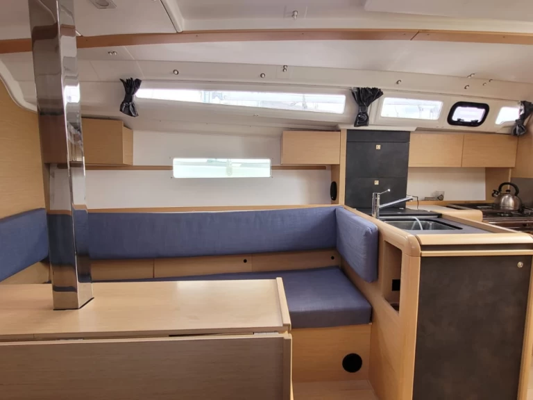 Wynajem Żaglowiec Jeanneau z patentem 