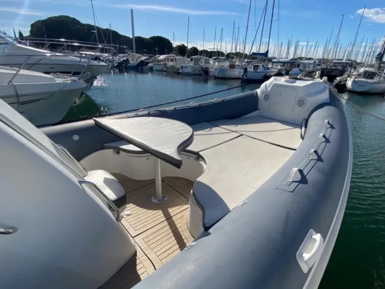 Wynajem Łódż półsztywna Nuova Jolly z patentem 