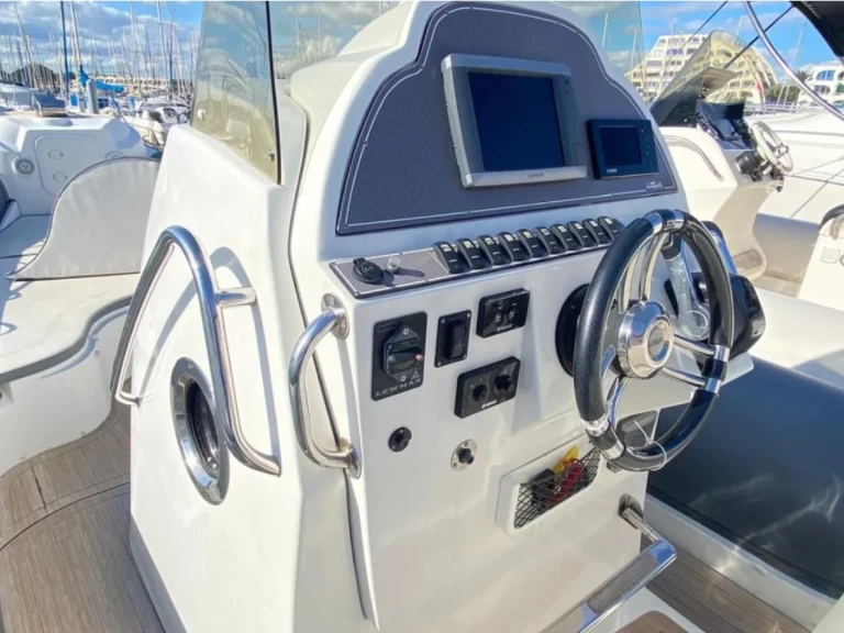 Nuova Jolly Prince 28 WA między profesjonalistami a osobami prywatnymi w Saint-François