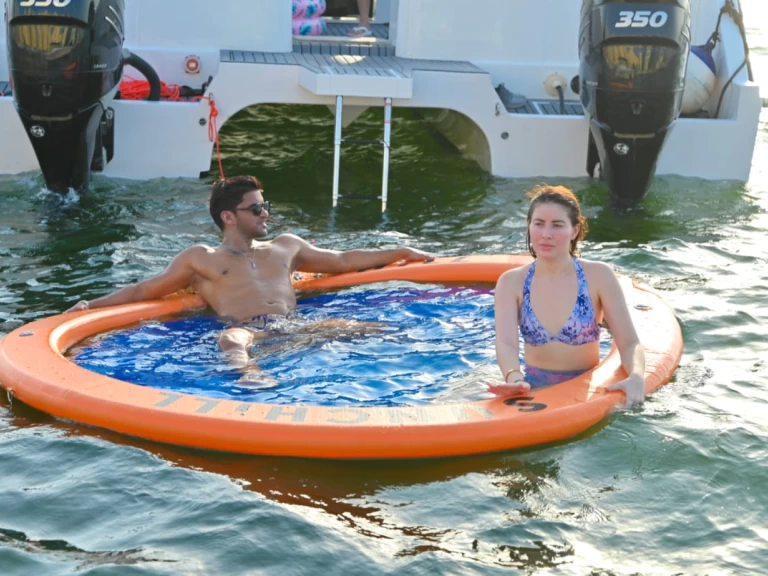 Catamaran 50 ft między profesjonalistami a osobami prywatnymi w Dubai