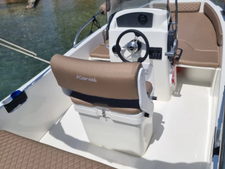 Karel F17 między profesjonalistami a osobami prywatnymi w Agios Nikolaos