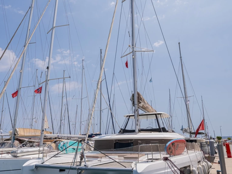 Wynajem Katamaran Lagoon z patentem 