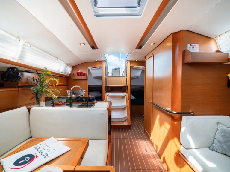 Wynajmij Żaglowiec z lub bez skippera Jeanneau w Lavrio